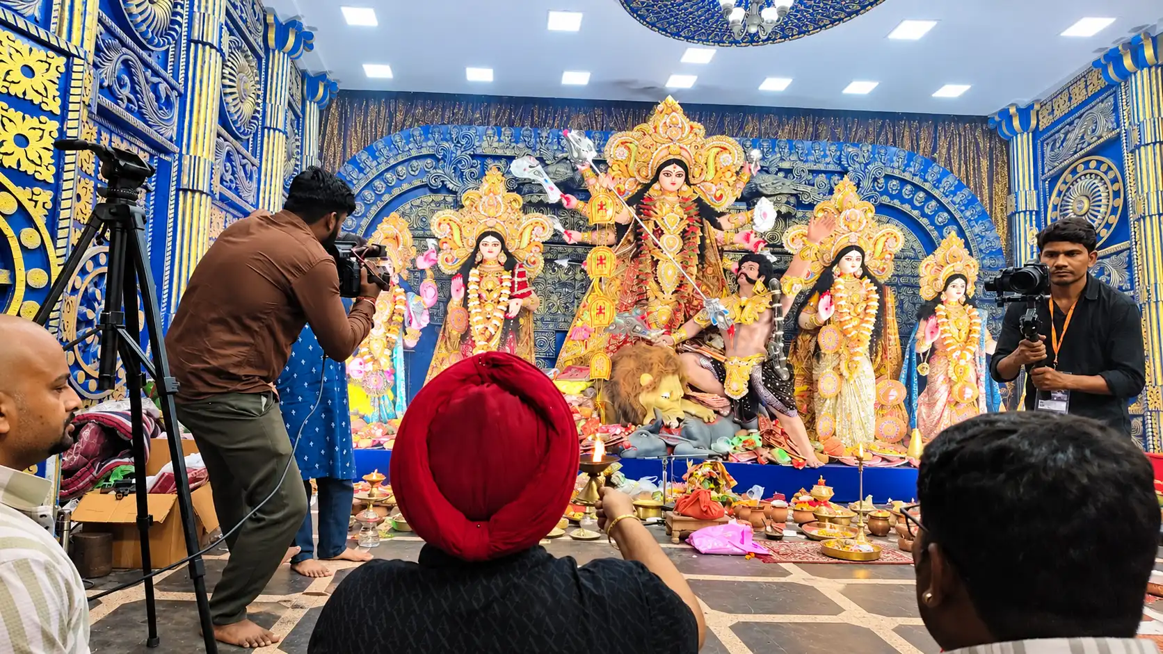 माना कैंप में जगन्नाथ मंदिर की तर्ज पर भव्य दुर्गा पंडाल, गुरुचरण सिंह होरा ने किए मां के दर्शन