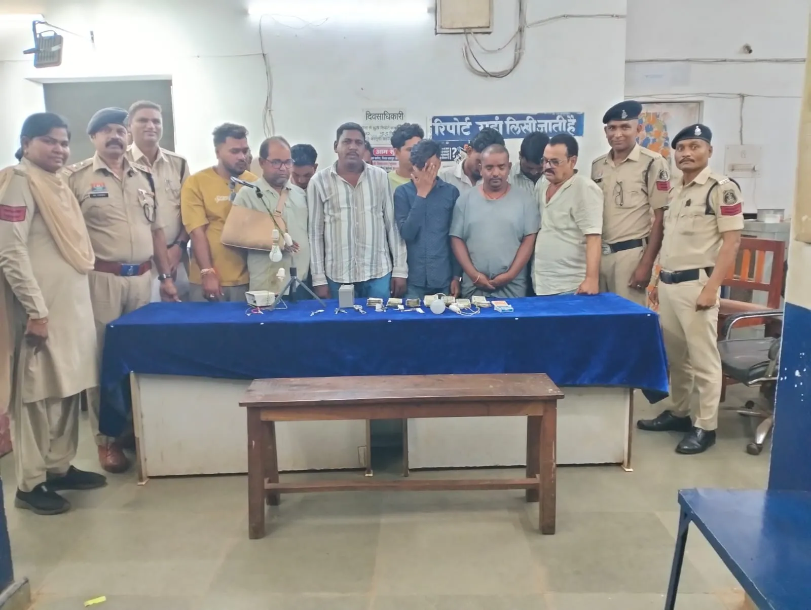 खरोरा में जुआ खेलते 12 आरोपी गिरफ्तार, 14.53 लाख की संपत्ति जब्त