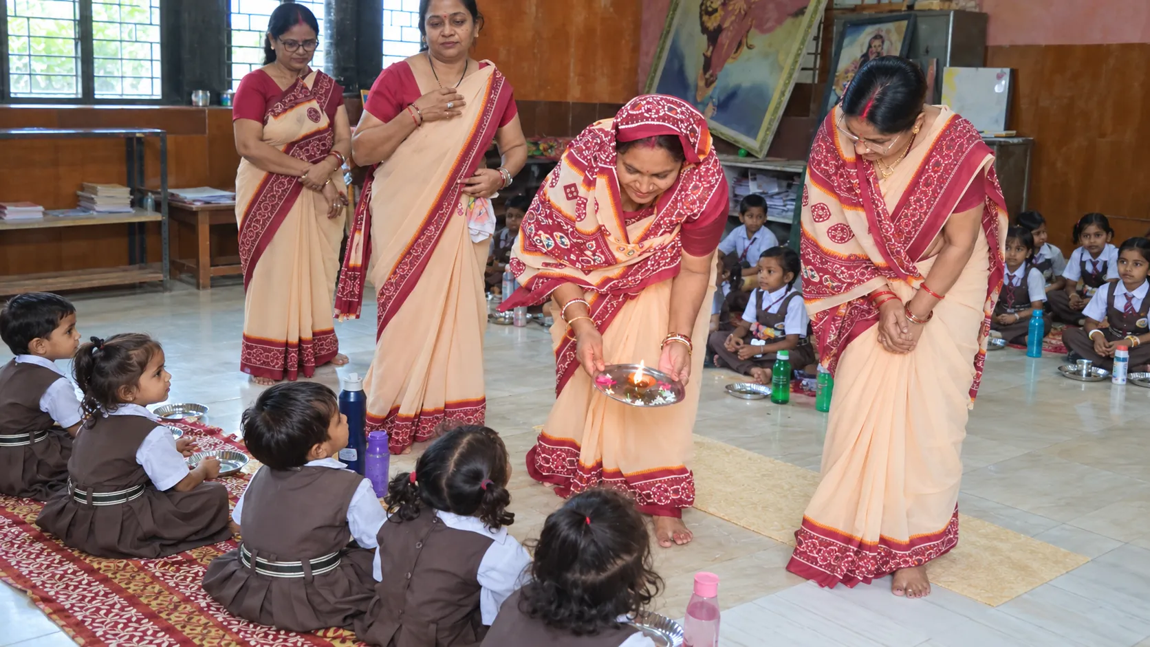 रायपुर के सरस्वती शिशु मंदिर सरस्वती विहार में कन्या भोज का आयोजन, नौ कन्याओं का पूजन कर दिया सम्मान