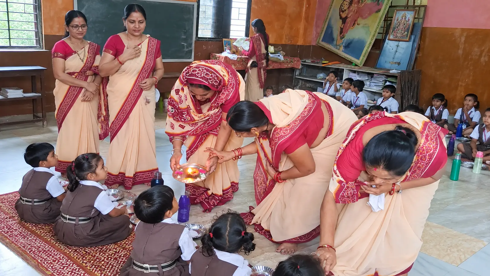 रायपुर के सरस्वती शिशु मंदिर सरस्वती विहार में कन्या भोज का आयोजन, नौ कन्याओं का पूजन कर दिया सम्मान