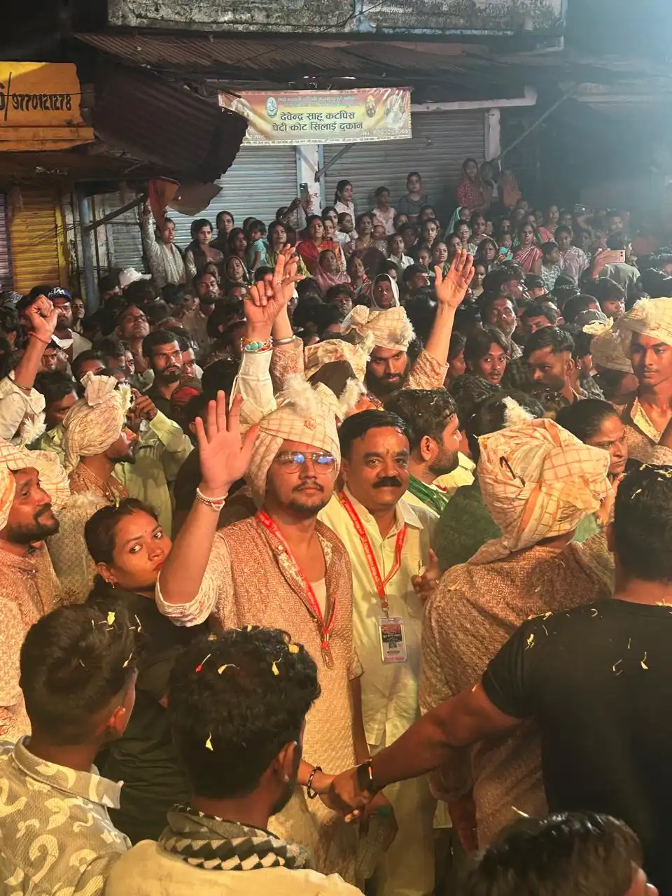 खरोरा गणेश विसर्जन में उमड़ा आस्था का सैलाब, विधायक अनुज शर्मा ने की पुष्प वर्षा, ढोल-ताशों पर थिरके