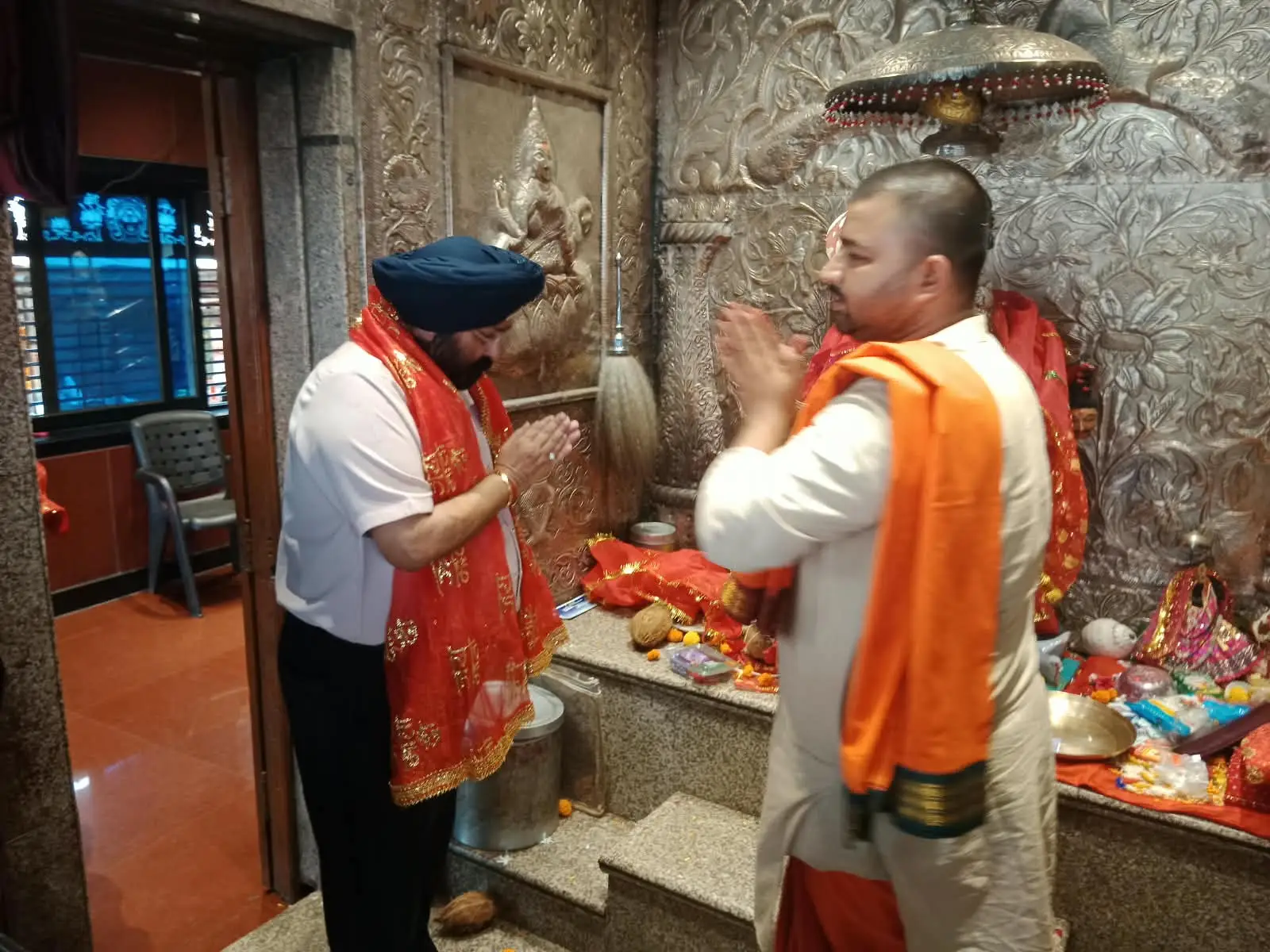 मां महाकाली के दरबार पहुंचे गुरुचरण सिंह होरा, नए भवन के निर्माण में सहयोग की अपील