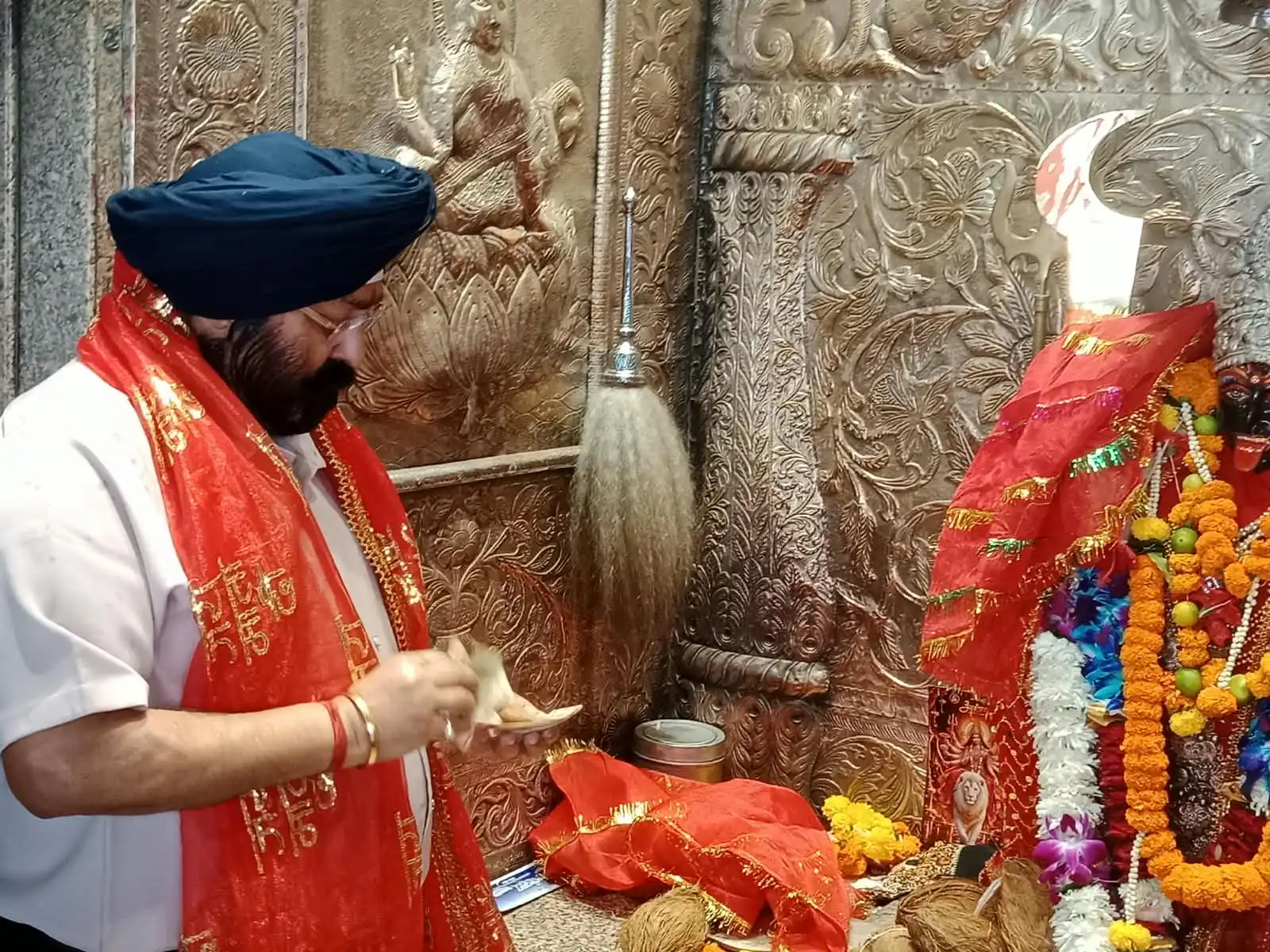 मां महाकाली के दरबार पहुंचे गुरुचरण सिंह होरा, नए भवन के निर्माण में सहयोग की अपील