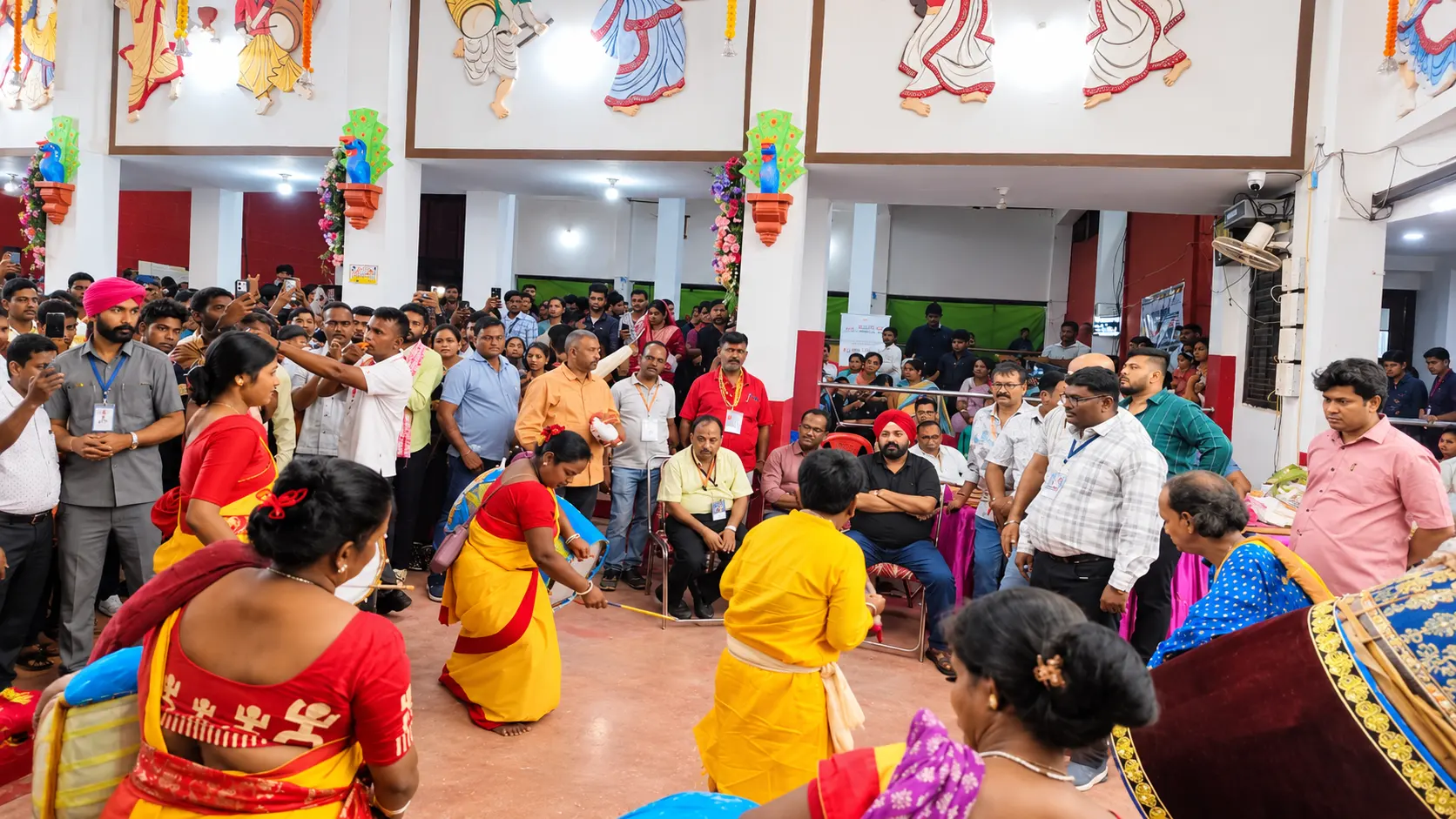 माना कैंप में जगन्नाथ मंदिर की तर्ज पर भव्य दुर्गा पंडाल, गुरुचरण सिंह होरा ने किए मां के दर्शन