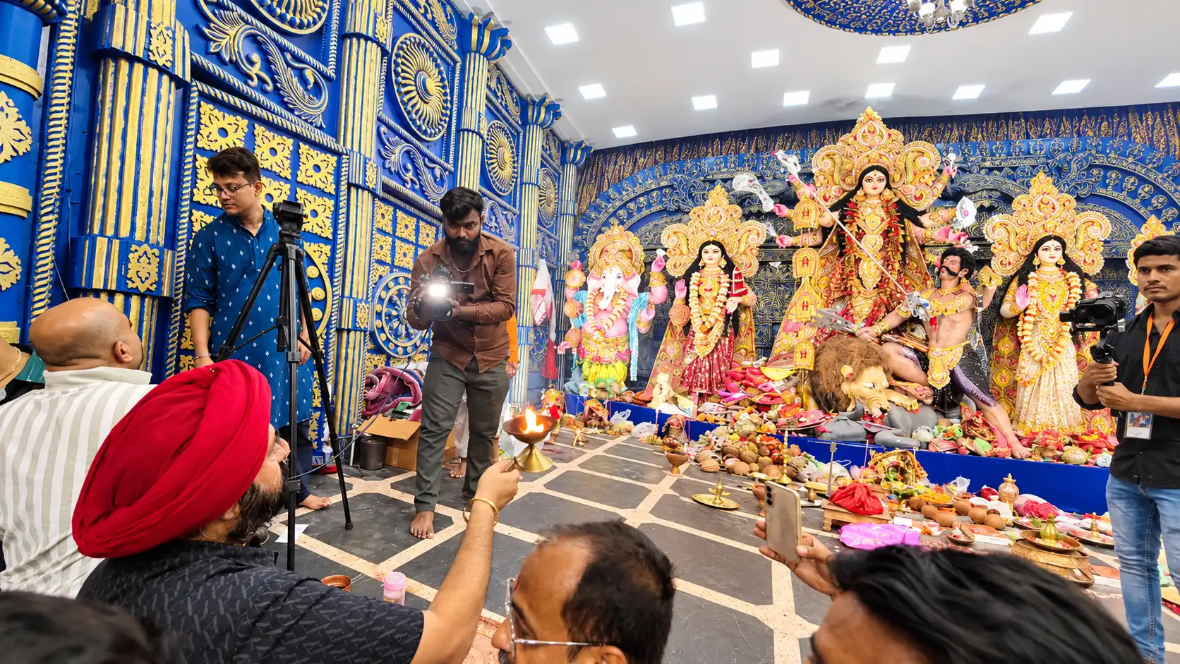 माना कैंप में जगन्नाथ मंदिर की तर्ज पर भव्य दुर्गा पंडाल, गुरुचरण सिंह होरा ने किए मां के दर्शन