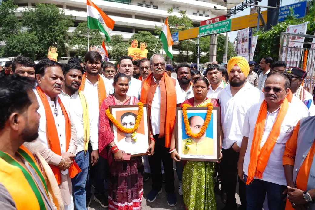 गांधी-शास्त्री जयंती पर बृजमोहन अग्रवाल ने दी श्रद्धांजलि, नशामुक्ति पदयात्रा और खादी सम्मेलन में हुए शामिल