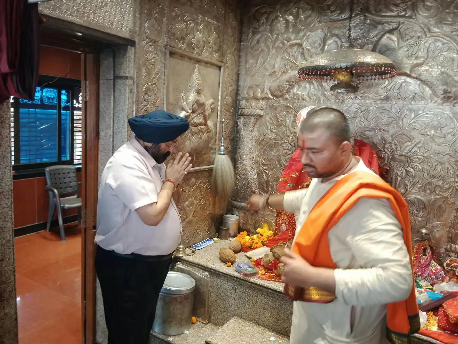 मां महाकाली के दरबार पहुंचे गुरुचरण सिंह होरा, नए भवन के निर्माण में सहयोग की अपील