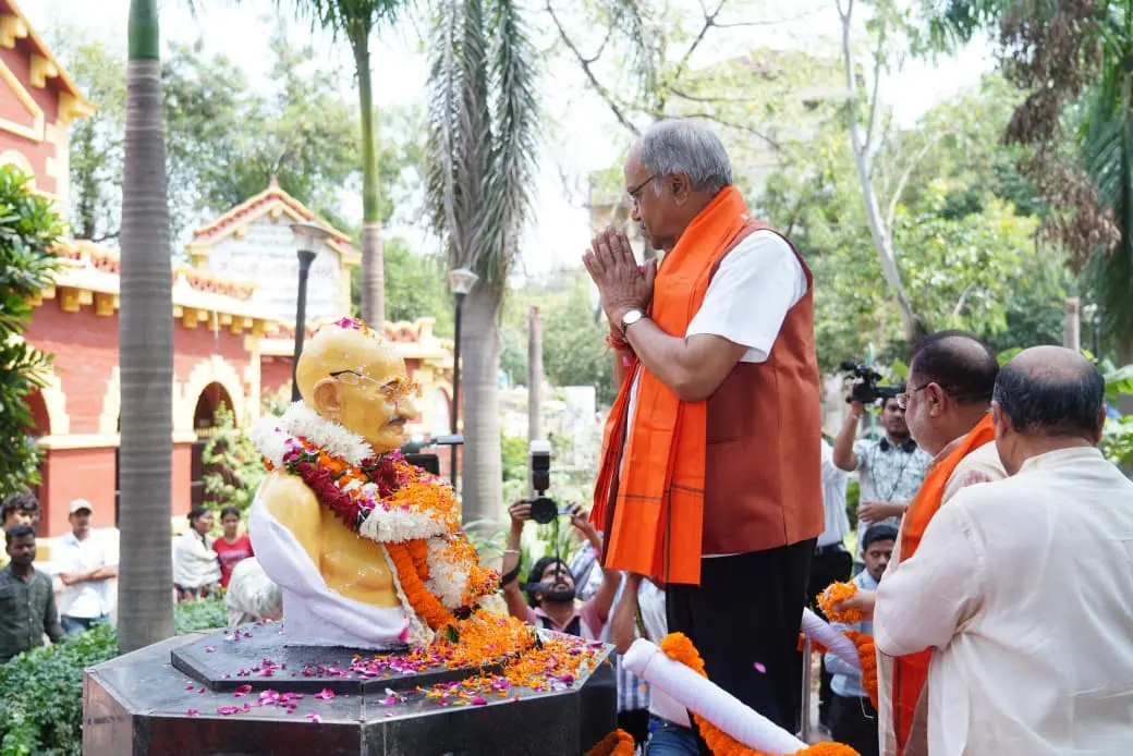 गांधी-शास्त्री जयंती पर बृजमोहन अग्रवाल ने दी श्रद्धांजलि, नशामुक्ति पदयात्रा और खादी सम्मेलन में हुए शामिल