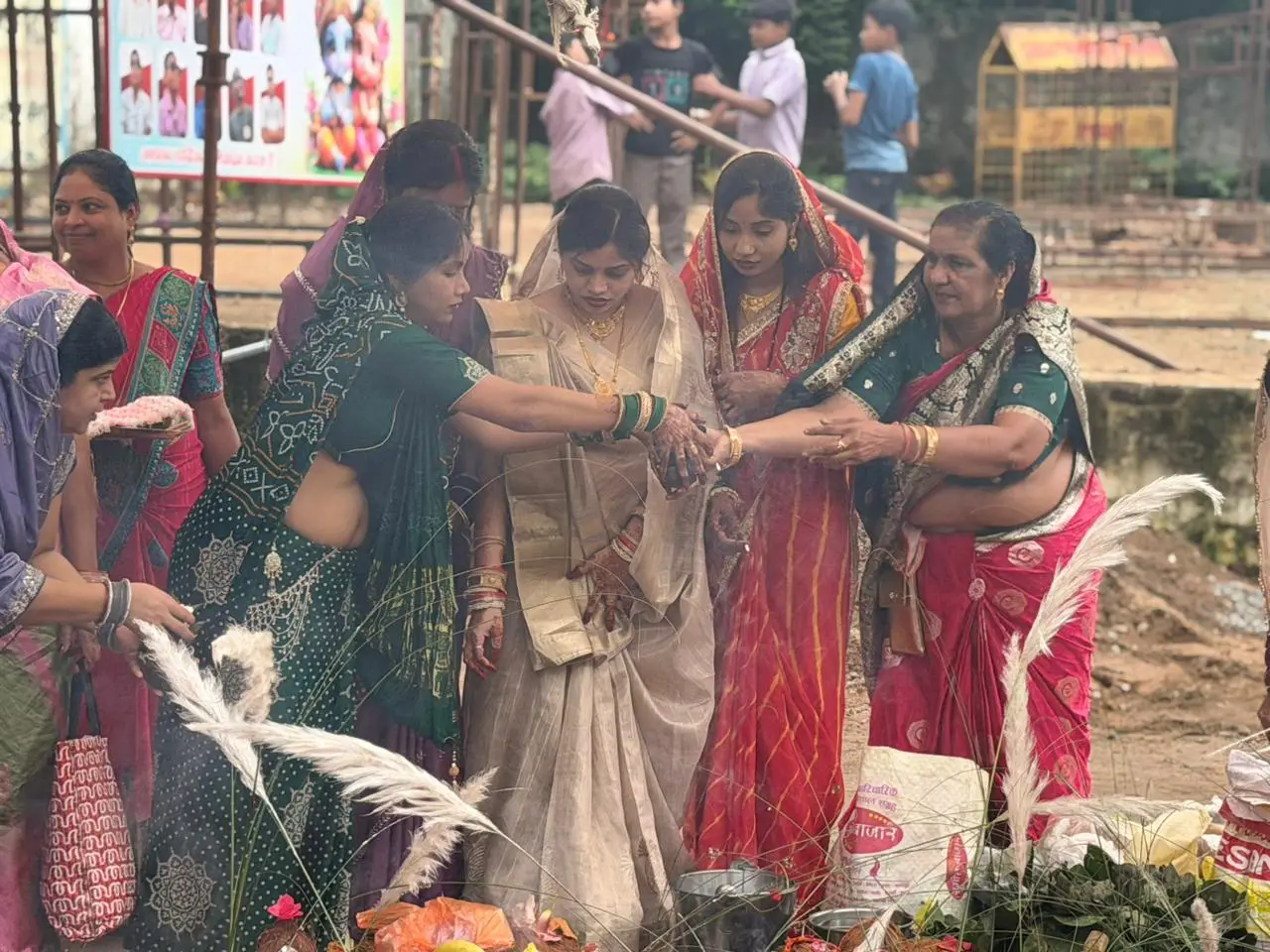 गरियाबंद में कमरछठ की धूम, सैकड़ों महिलाओं ने की सामूहिक पूजा; संतान की लंबी उम्र की मांगी कामना