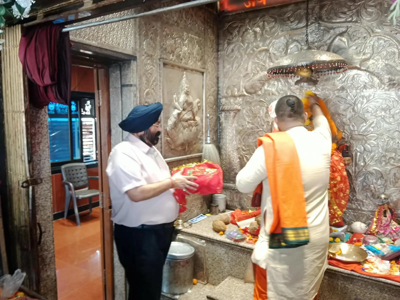 मां महाकाली के दरबार पहुंचे गुरुचरण सिंह होरा, नए भवन के निर्माण में सहयोग की अपील