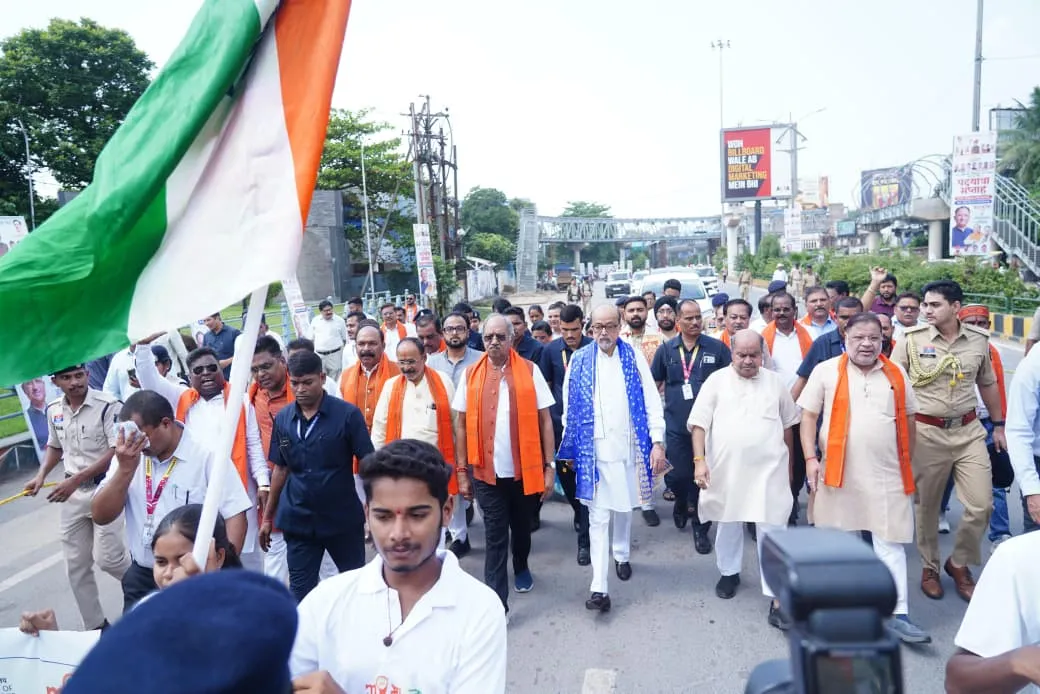गांधी-शास्त्री जयंती पर बृजमोहन अग्रवाल ने दी श्रद्धांजलि, नशामुक्ति पदयात्रा और खादी सम्मेलन में हुए शामिल