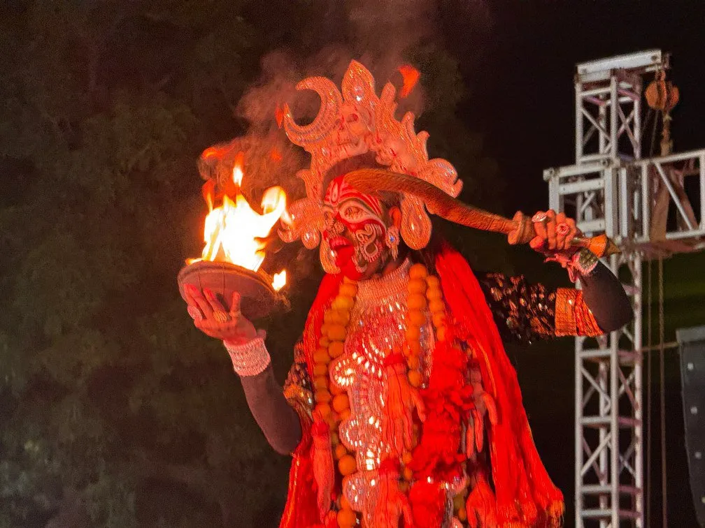 गरियाबंद के गांधी मैदान में गूंजे जसगीत और सजी मां काली की भव्य झांकी उमड़ा जनसैलाब