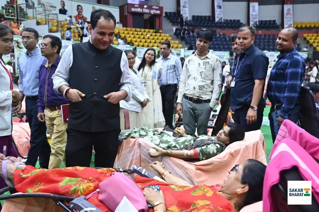 महिलाओं ने रक्तदान कर तोड़ी भ्रांति 1,188 महिलाओं ने रक्तदान कर नई तस्वीर पेश की गोल्डन बुक ऑफ वर्ल्ड रिकार्ड में 8 घंटे में सबसे अधिक महिलाओं के रक्तदान का रिकार्ड दर्ज, मुख्यमंत्री को दिया गया प्रमाण पत्र
