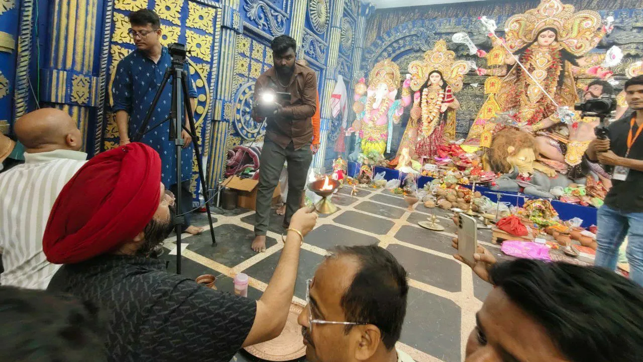रायपुर के माना कैंप में पुरी जगन्नाथ मंदिर की तर्ज पर बना भव्य दुर्गा पंडाल गुरुचरण सिंह होरा ने की पूजा