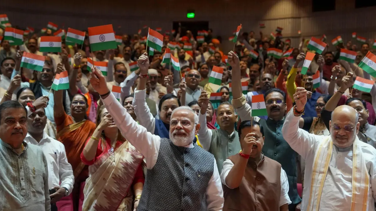 NDA सांसदों ने 'मंगल मिलन' में पीएम मोदी का किया तिरंगे से स्वागत, विपक्ष पर निशाना