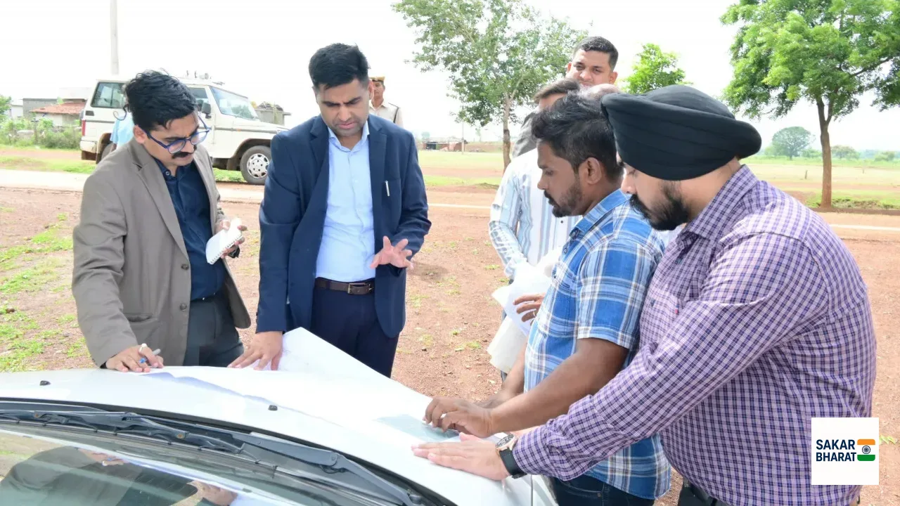 राजनांदगांव : कलेक्टर ने ग्राम पटेवा में एसएमसी एवं ईएमसी क्लस्टर का किया निरीक्षण