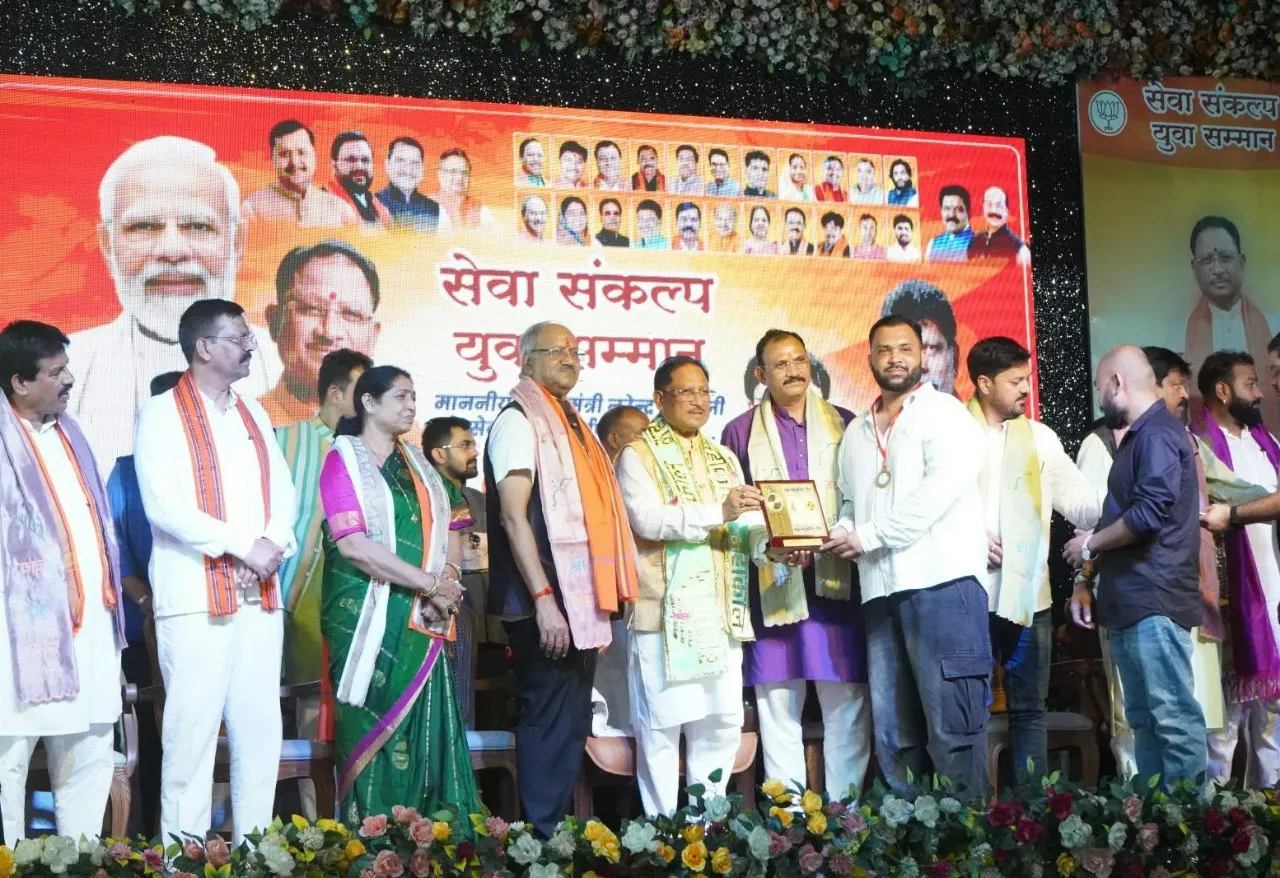 रायपुर में सेवा संकल्प युवा सम्मान समारोह का आयोजन, मुख्यमंत्री विष्णु देव साय ने युवाओं की प्रतिभा को सराहा