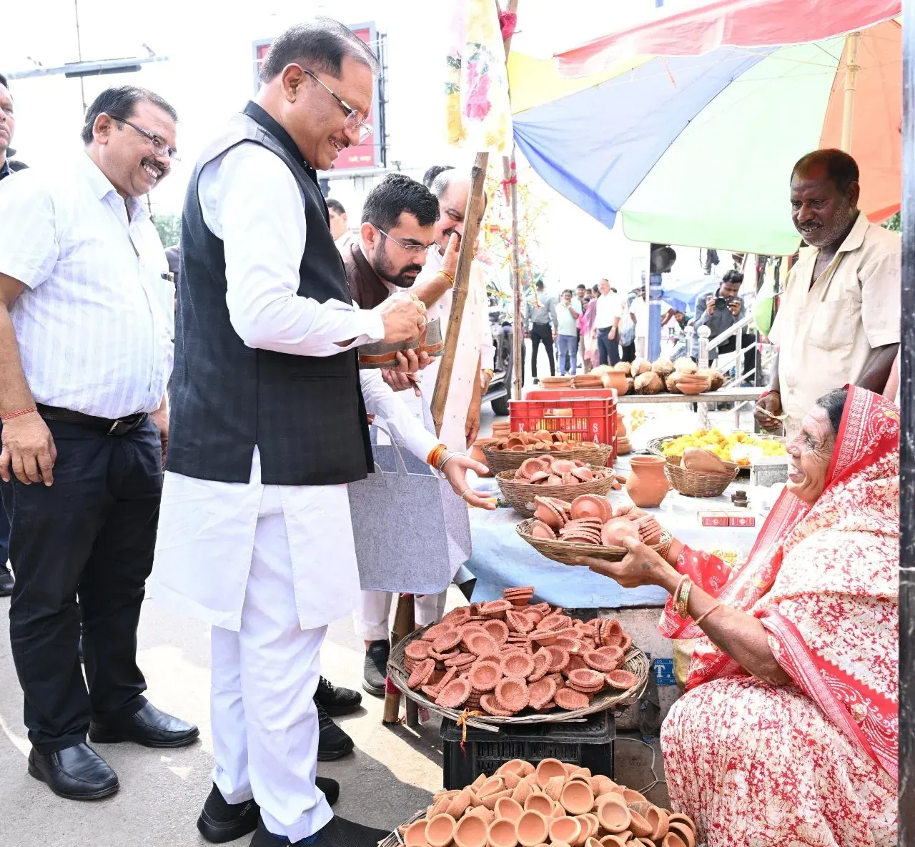 मुख्यमंत्री विष्णु देव साय ने सड़क किनारे पसरे से खरीदा आशीर्वाद का दीया, महिला के श्रम का किया सम्मान