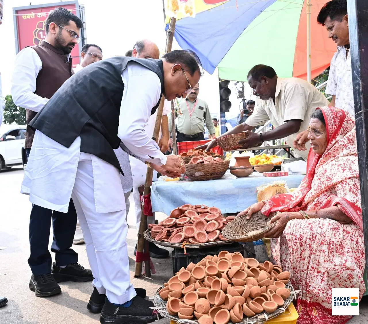 सड़क किनारे पसरे पर अचानक पहुंचे मुख्यमंत्री श्री विष्णु देव साय, मीरा के पसरे से खरीदा ‘आशीर्वाद का दीया’ | पूरी खबर