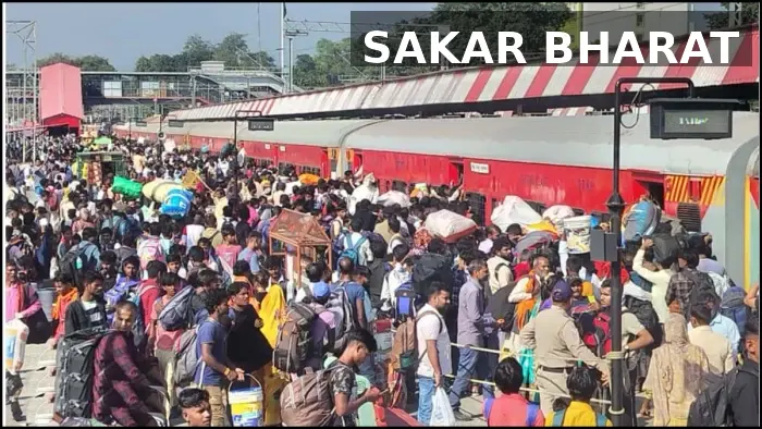 रेलवे स्टेशन पर यात्रियों की भारी भीड़—छुट्टियों के कारण आवागमन बढ़ा