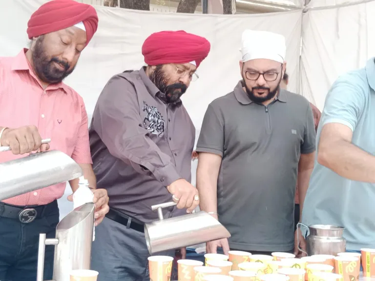 शहीदी पर्व पर मानव सेवा का संदेश: होरा परिवार ने लगाई विशाल छबील, हजारों राहगीरों को पिलाया ठंडा शरबत | Raipur News Today