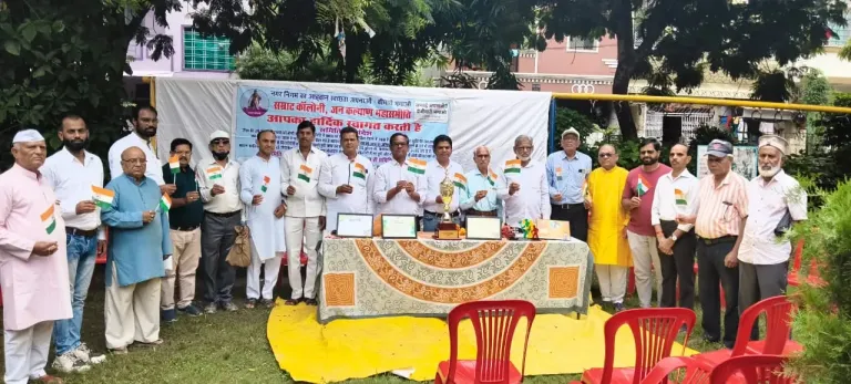सम्राट पार्क में ध्वजारोहण, जनकल्याण समिति ने गिनाईं 15 साल की उपलब्धियां