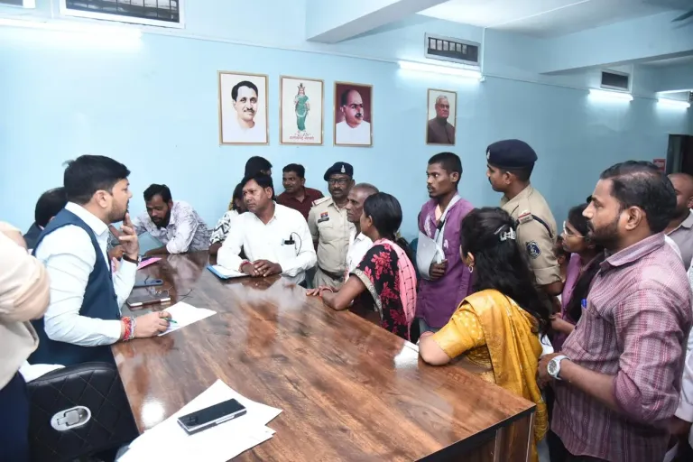 धरसींवा में विधायक अनुज शर्मा का जनदर्शन, ग्रामीणों की समस्याओं पर मौके से दिए त्वरित समाधान के निर्देश
