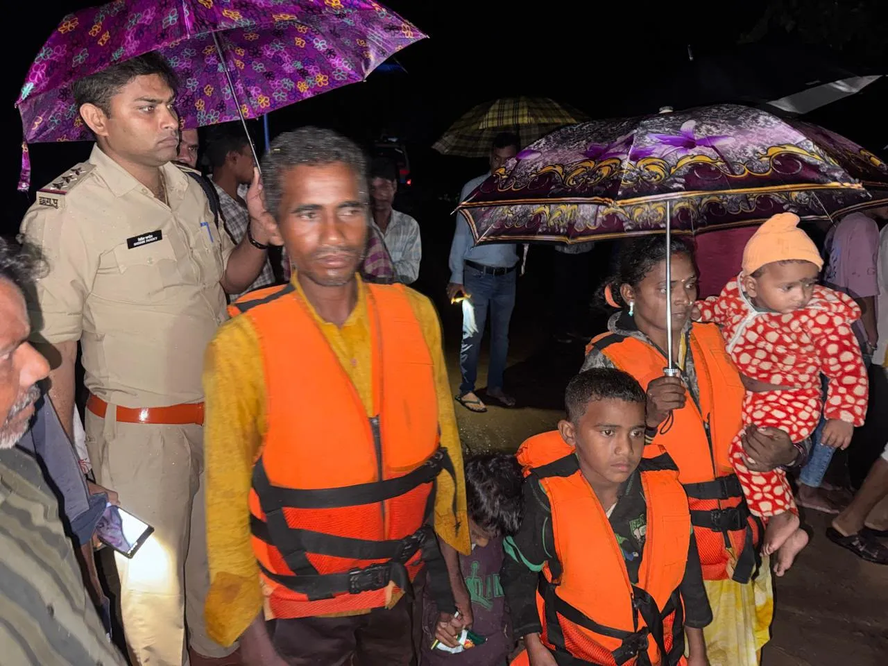 गरियाबंद में बारिश का कहर, उफनती पैरी नदी से परिवार को सुरक्षित बचाया गया