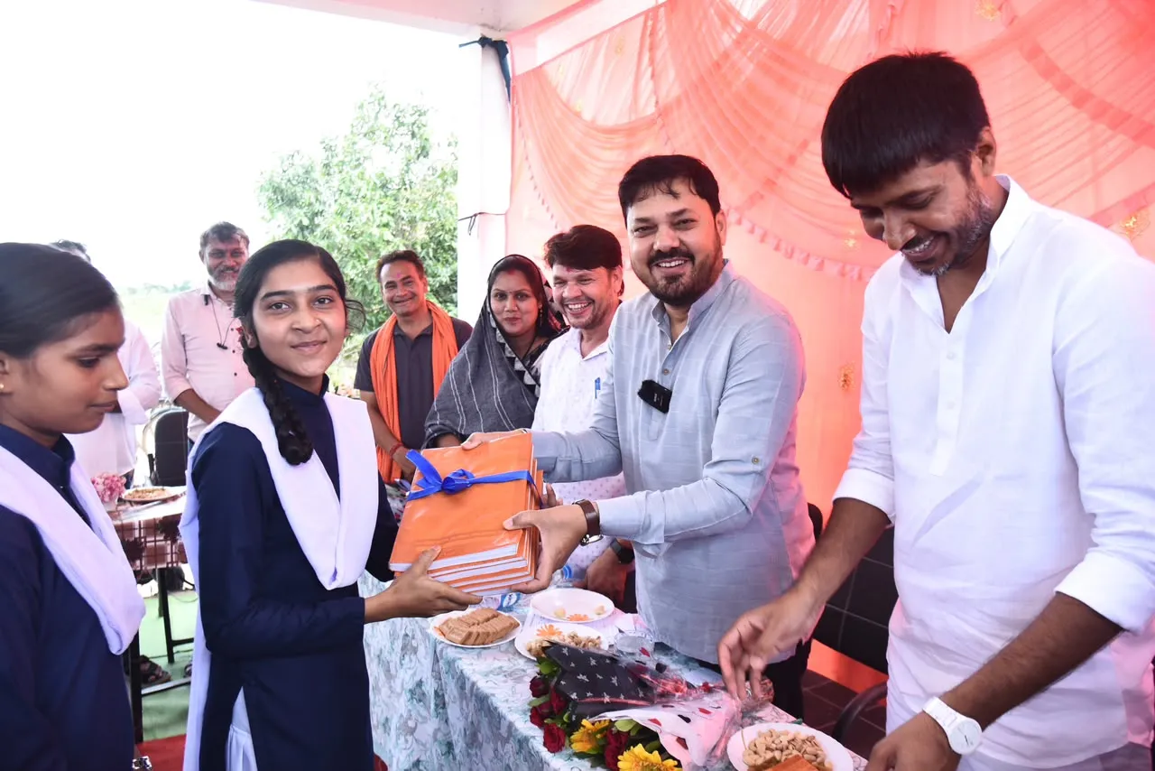 शाला प्रवेश उत्सव में अनुज शर्मा ने बच्चों का किया सम्मान