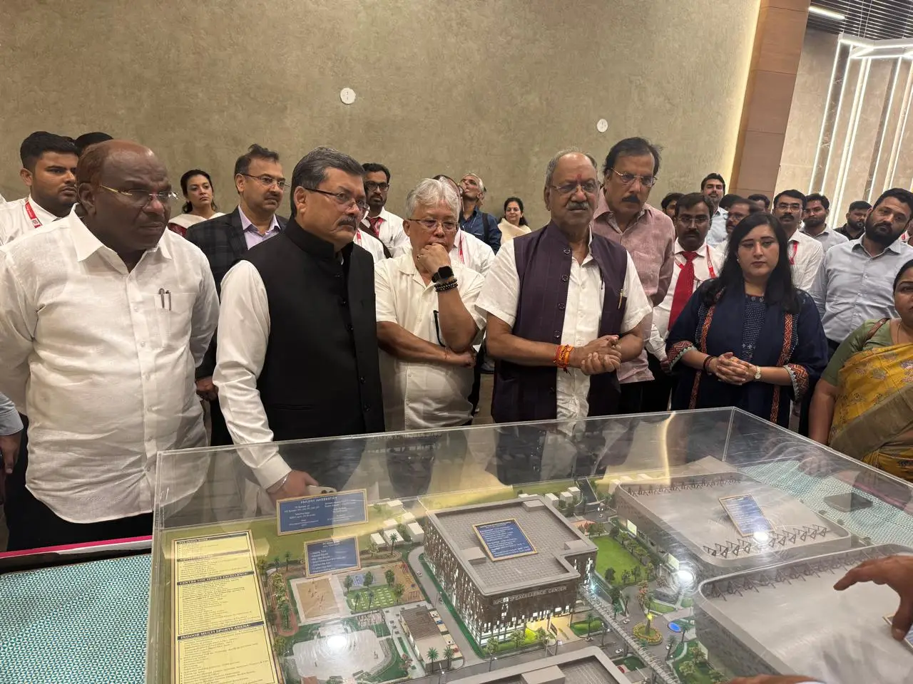 बृजमोहन अग्रवाल ने वीर सावरकर स्पोर्ट्स कॉम्प्लेक्स का किया निरीक्षण, 2030 कॉमनवेल्थ गेम्स की तैयारियों का लिया जायजा