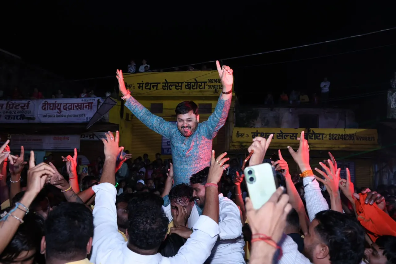 खरोरा गणेश विसर्जन में उमड़ा आस्था का सैलाब, विधायक अनुज शर्मा ने की पुष्प वर्षा, ढोल-ताशों पर थिरके